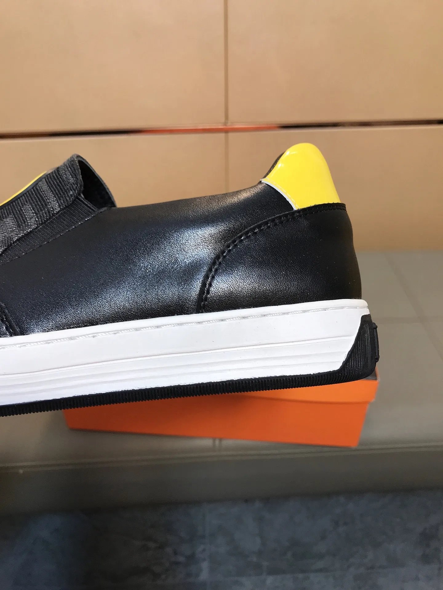 Factory price 400 🔆🔆[fendi] Fendi's classic and comfortable men's casual shoes, cowhide leather upper + brand printed surface, sheepskin lining + feet, rubber wear-resistant outsole. This unique style is suitable for all seasons, casual and exquisite sensibility, comfortable and natural on the feet. Everyday casual travel style in autumn and winter! Code number: 38-44